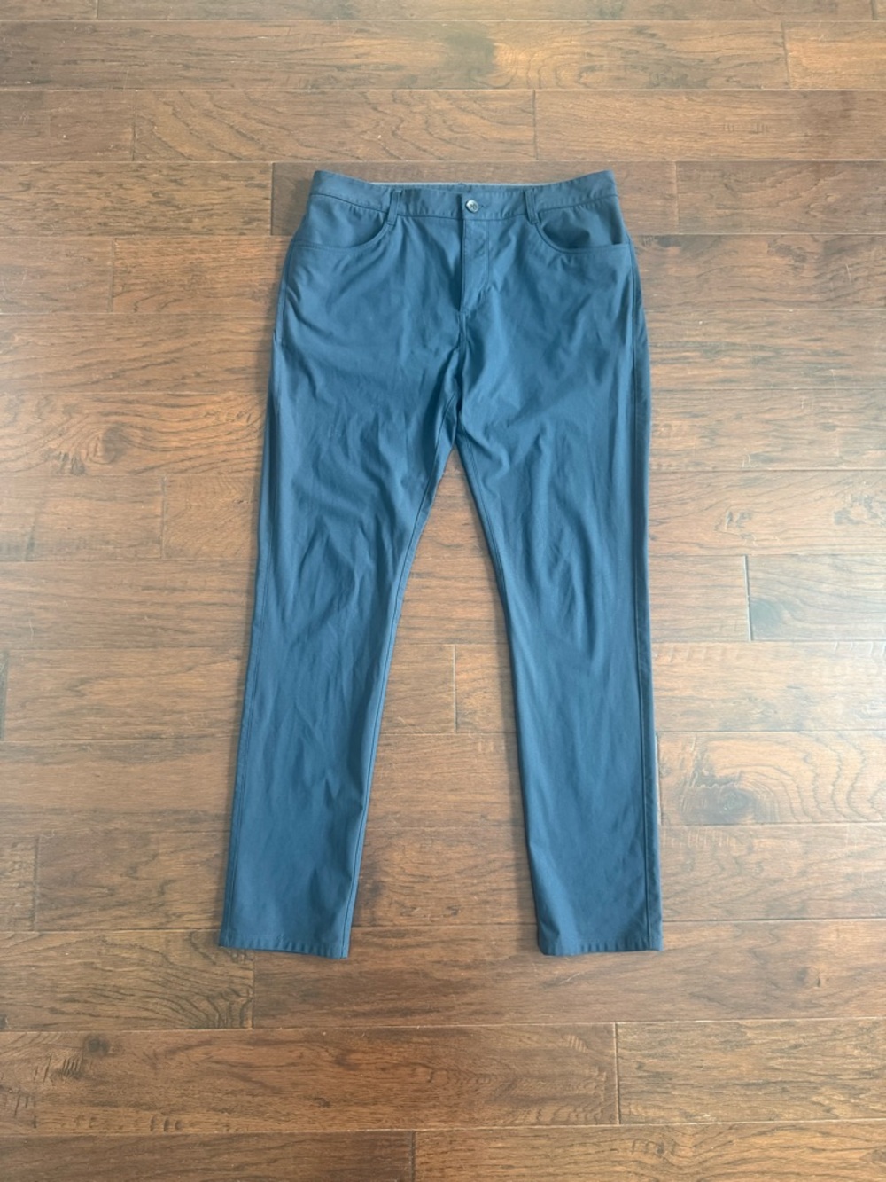 Vuori Meta Pant Men’s 34 Navy Blue Technical Performance Chino Trouser V430